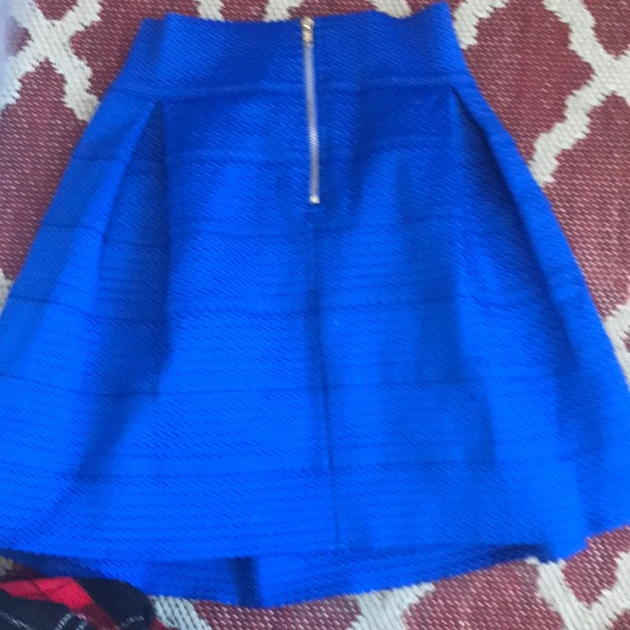 A nice blue skirt - Picture 2 of 2